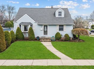 10 Meadow Dr, Albertson, NY 11507