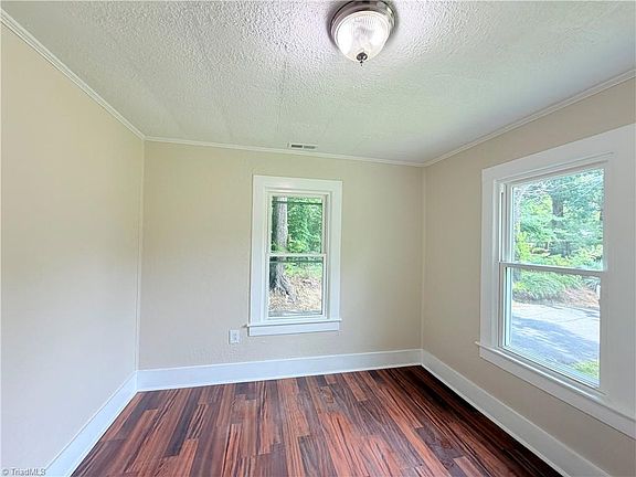 5th image of 338 Watkins St