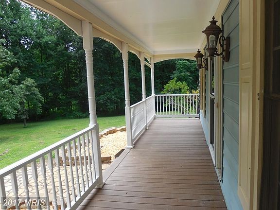 covered front porch)