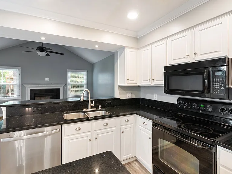 412 Peachtree Ln — Photo 11