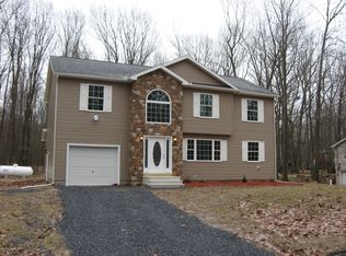 5167 Woodland Aka Hummingbird Dr, Pocono Summit, PA 18346