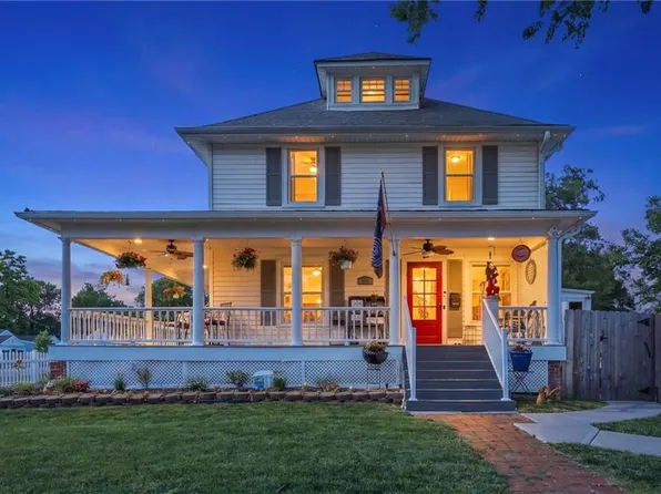 601 NE Douglas St, Lees Summit, MO 64063