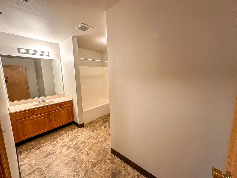 1401 N Dakota Ave — Photo 10