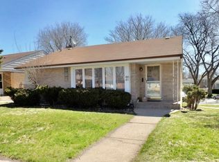 8641 Gross Point Rd, Skokie, IL 60077