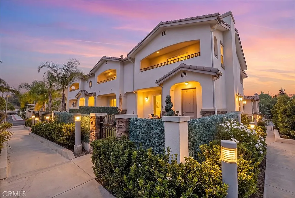 3 bed, 2.5 bath, 2200 sqft, $4,800 — Photo 1