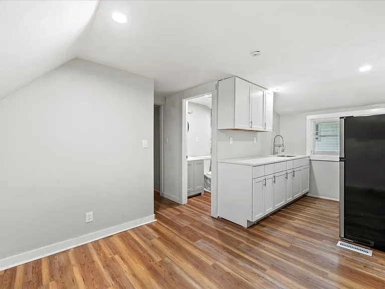 1138 W 36th St — Photo 5