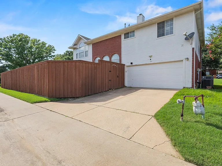 724 Pine Lakes Dr — Photo 33