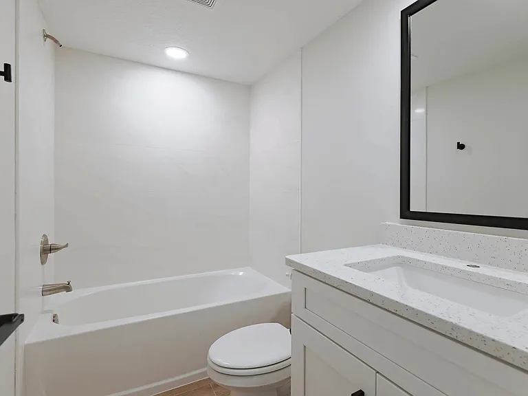The Wave Beachfront Apartments — Photo 21