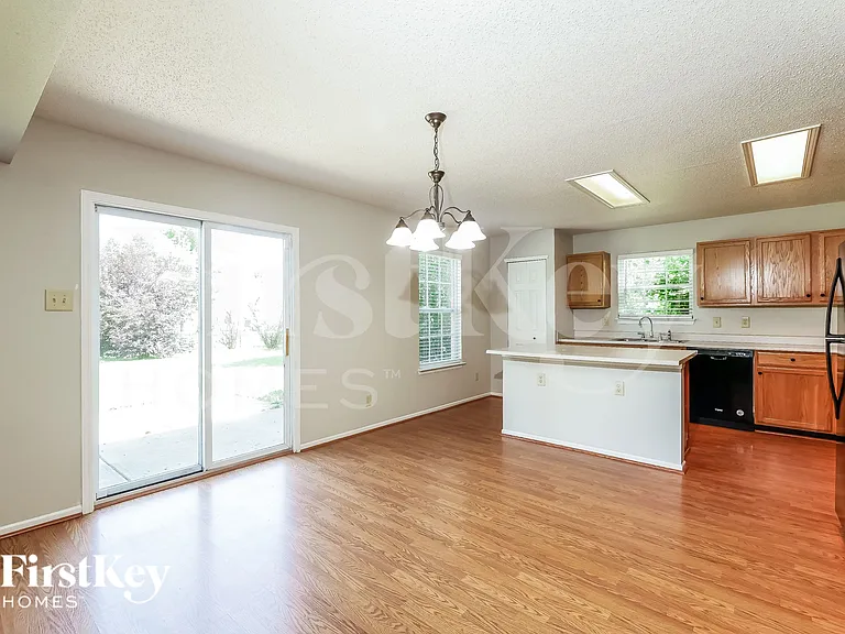 5757 N Plymouth Ct — Photo 8