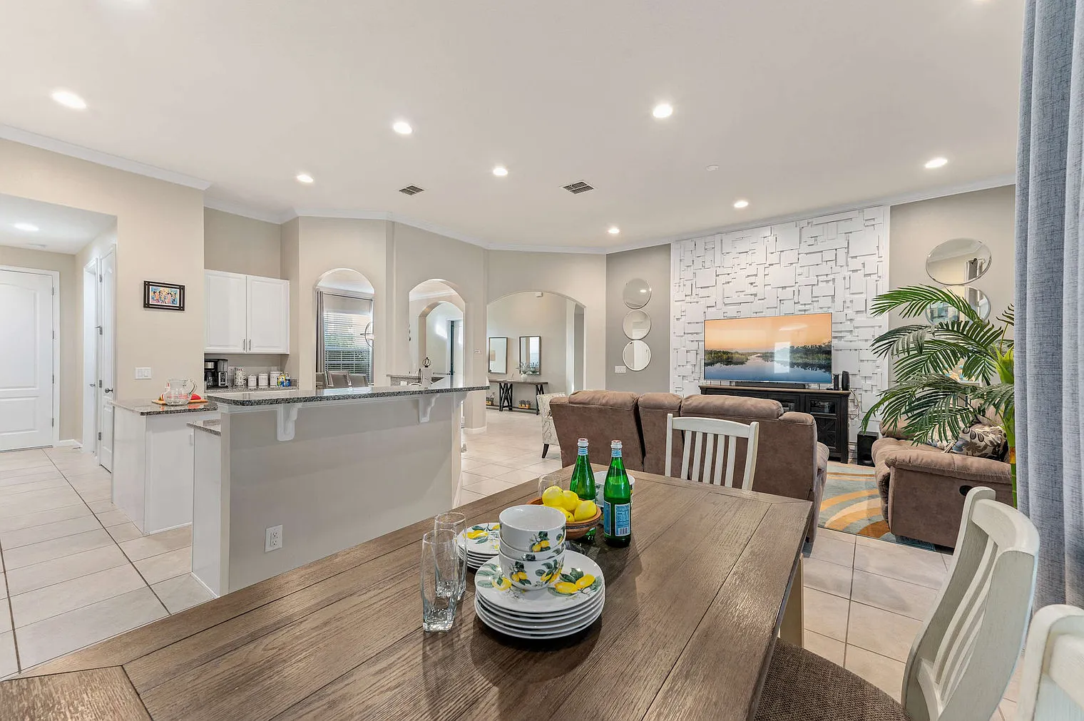 5 bed, 4.0 bath, 2787 sqft, $4,383 — Photo 3