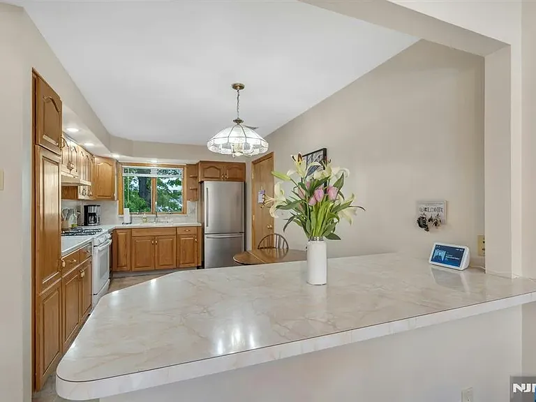 245 Wilson Ave — Photo 10