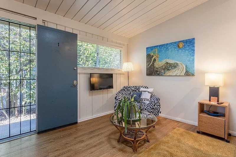 4718 Voltaire St — Photo 2