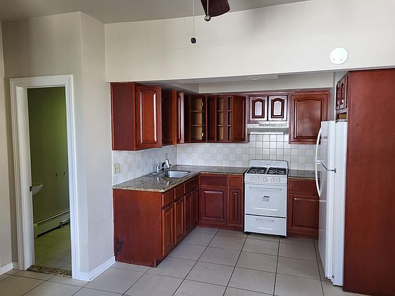 3rd image of 180 Lincoln Pl APT 4