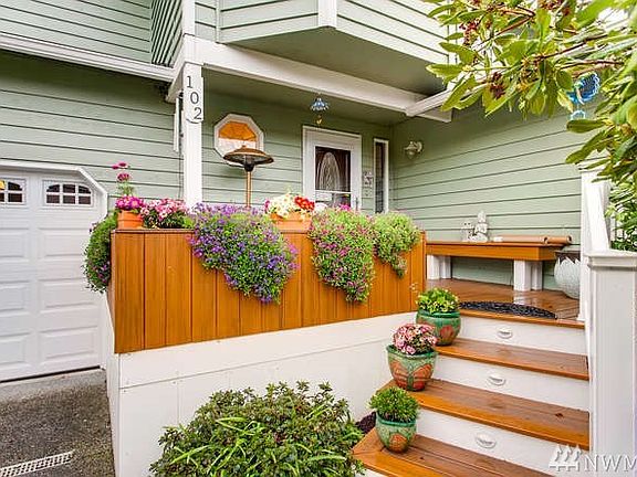  Private front entry with sitting area.