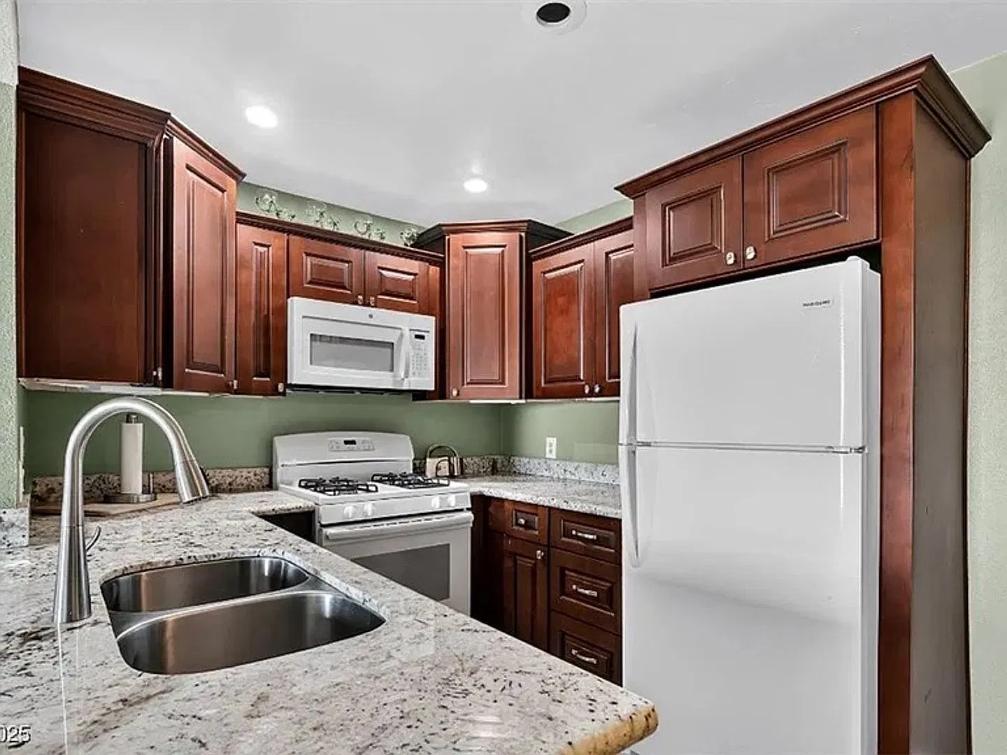 Full Time Rental - Partially Furnished — Photo 1