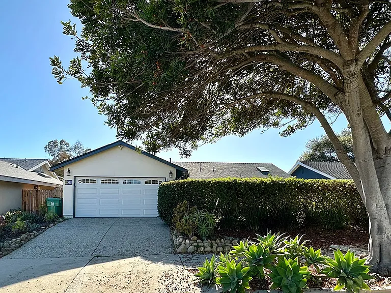 429 Daytona Dr — Photo 2