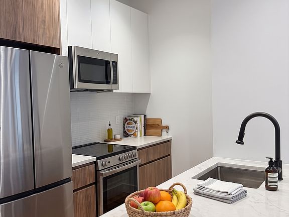 3rd image of 437 Sackett St #201B