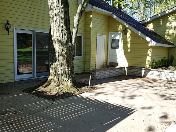 4th image of 180 Walker St