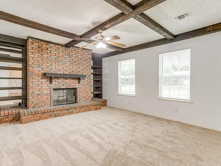 812 E Prairie View Rd — Photo 3