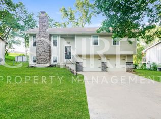 400 NE Lakeview Dr, Blue Springs, MO 64014