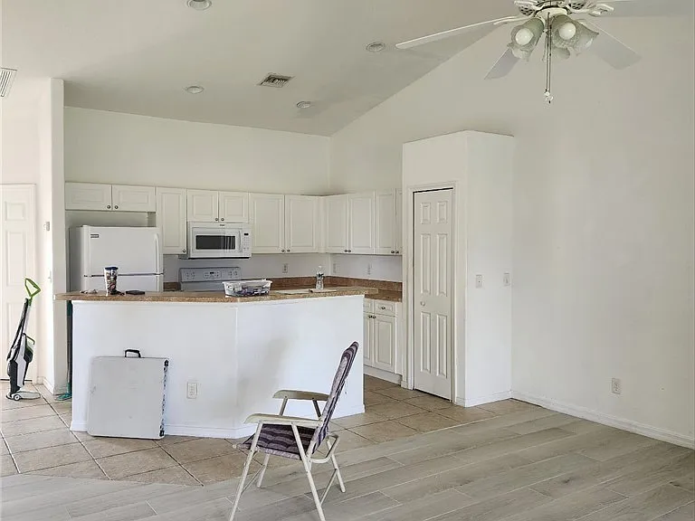 544 SE 7th St — Photo 7