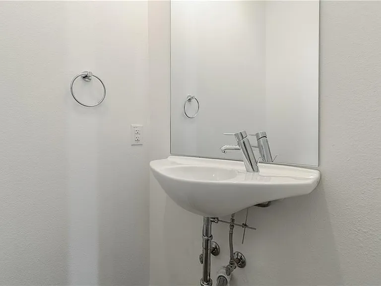 2290 N Fitzhugh Ave #20 — Photo 6