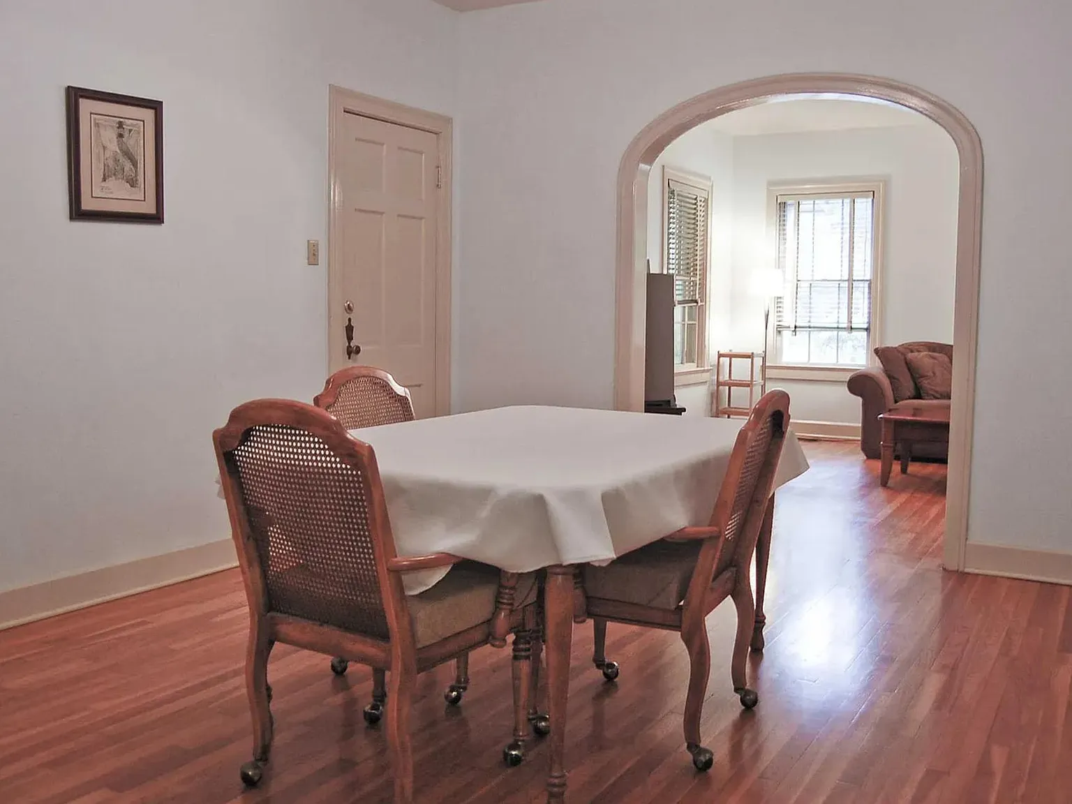 6 bed, 2528 sqft, $7,200 — Photo 4