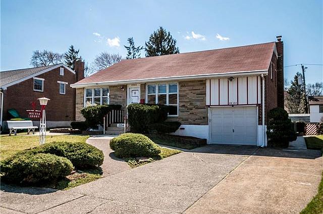 Brick 3BR, 2.5BA split w/ updated HVAC & windows