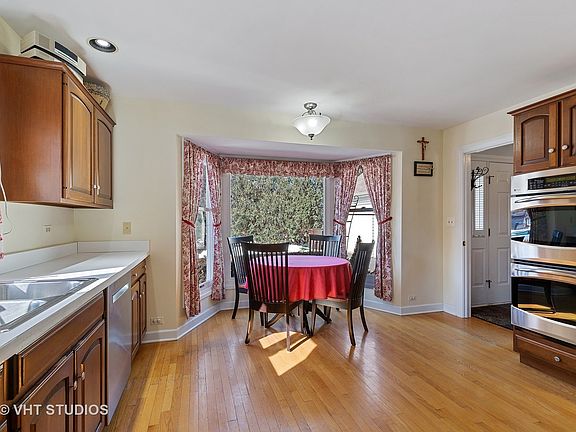 What a Great kithen to Cook in with the Beautiful Appliances  and to Relaxr by the Bay Window enjoying a cup of coffee.