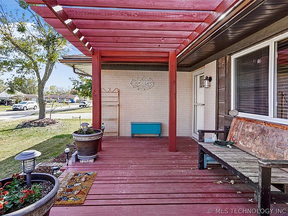 2nd image of 420 S Hickory Pl