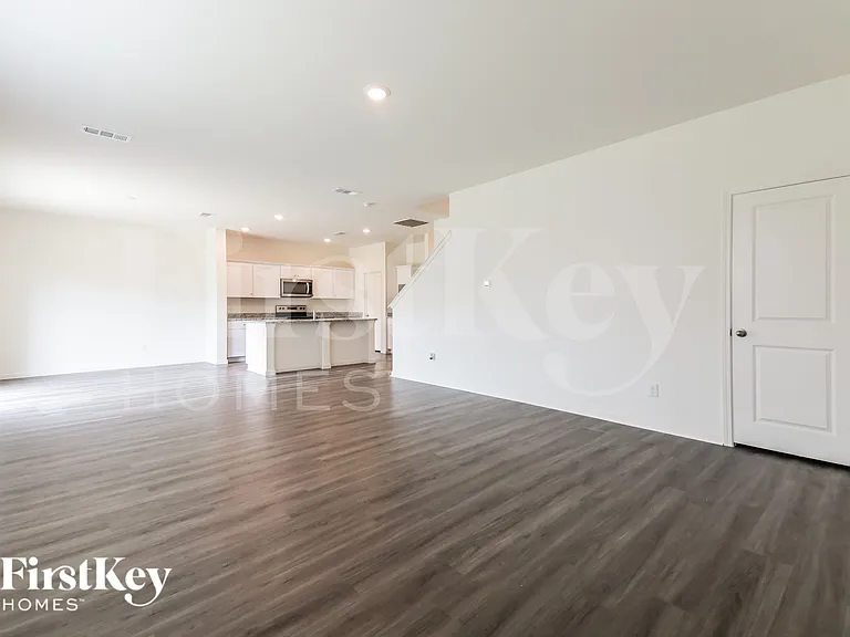 1822 Sandlin Dr — Photo 3