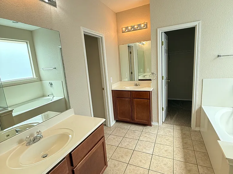 2526 Silverton Wind — Photo 6