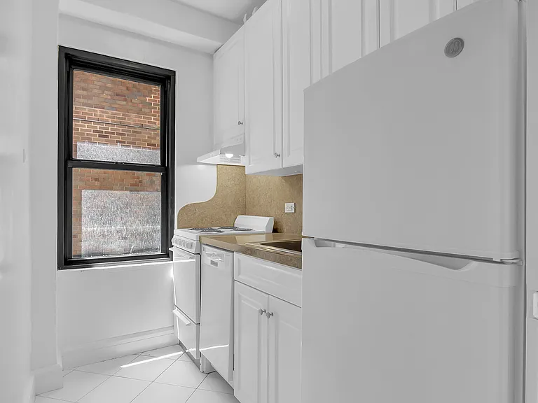 230 E 48th St #2E — Photo 5