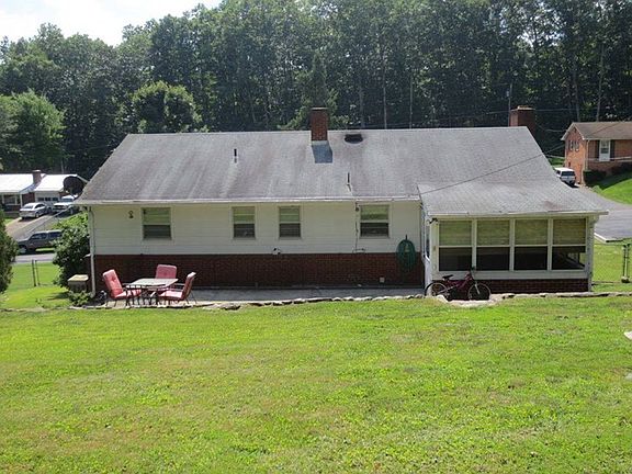 3rd image of 1807 N Oakwood Dr