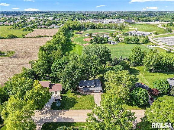 4th image of 402 Manor Dr