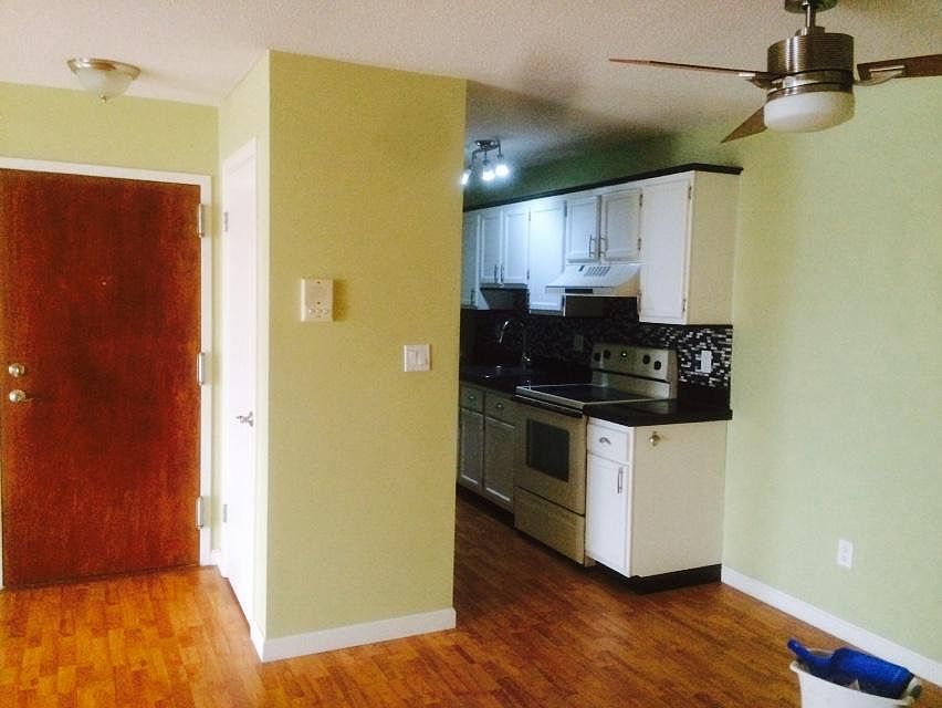 Entrance, dining area, kitchen