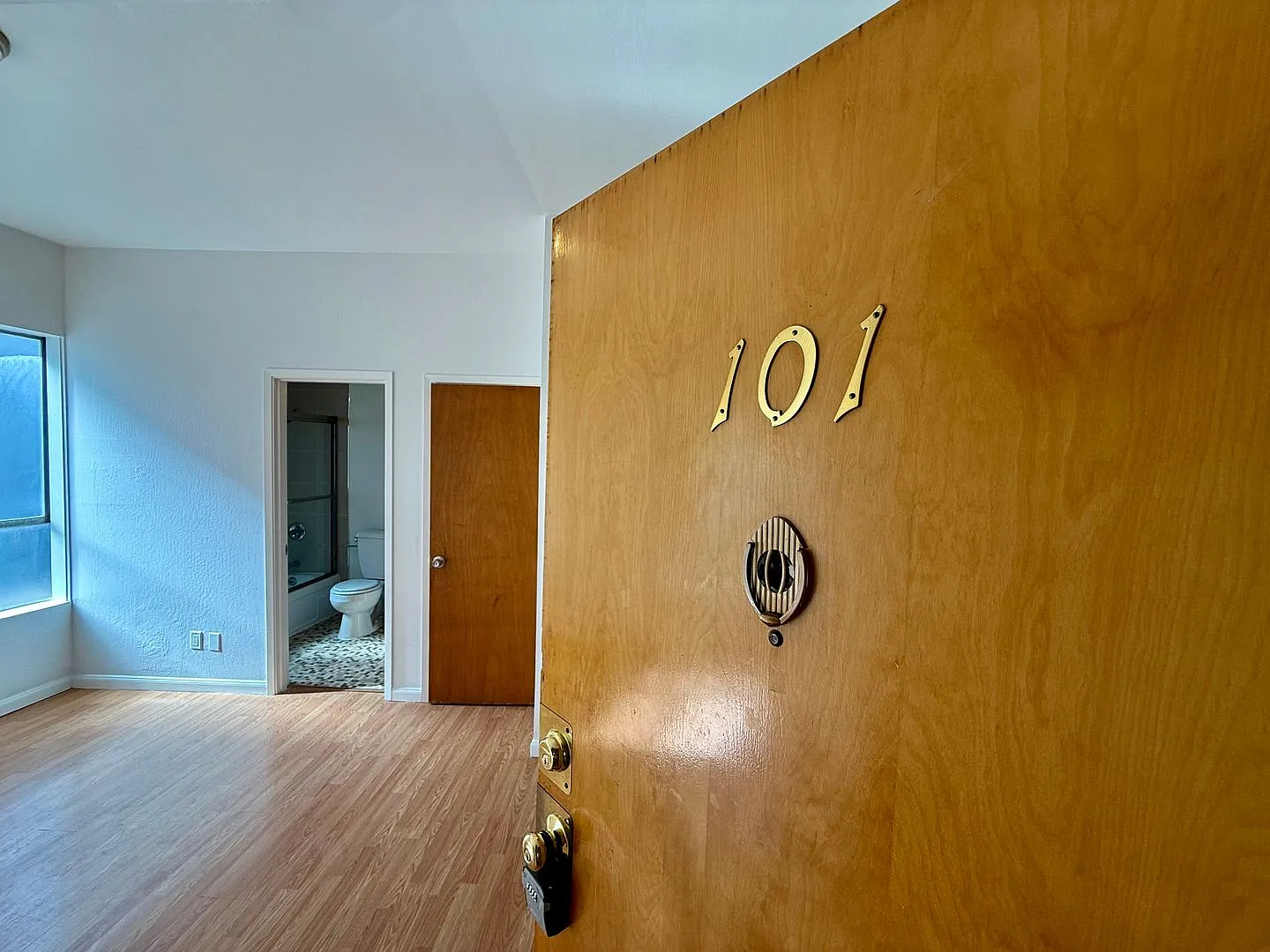 Chinatown One Bedroom w/ Updated Kitchen & Bath! — Photo 2