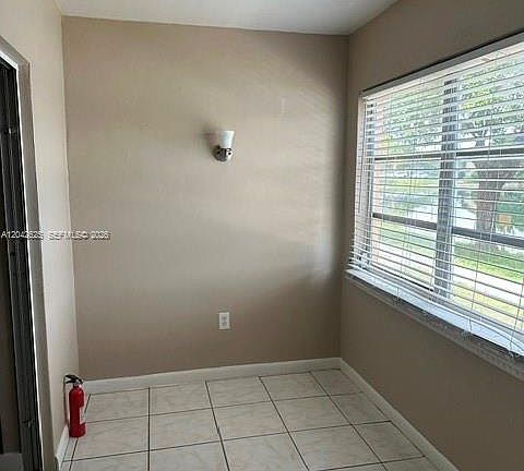 5th image of 251 NE 187th St APT 809