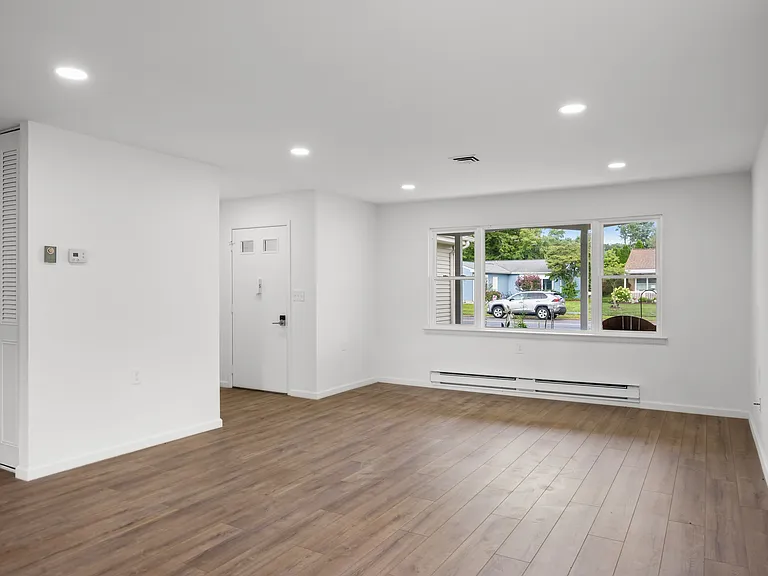 109 Huntington Dr — Photo 5