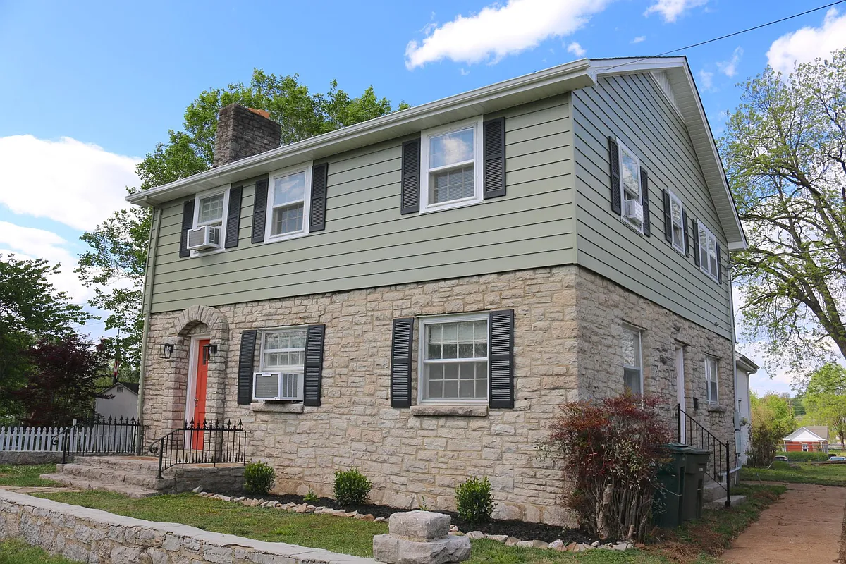 Building Photo - 210 W Poplar St #B