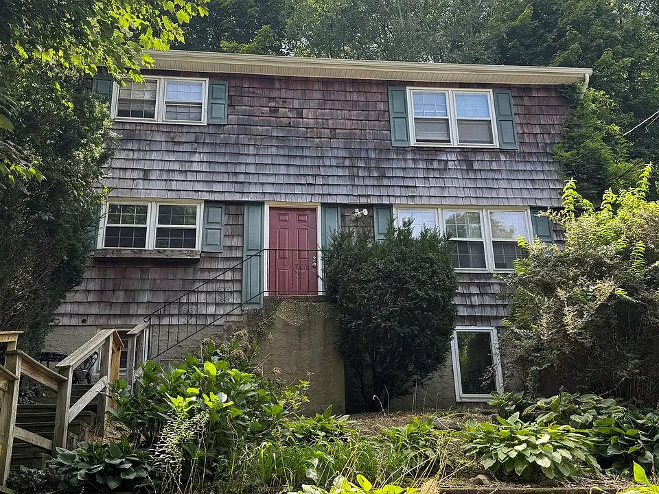 135 Waterside Ave