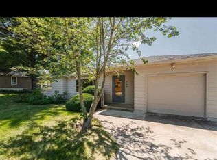 1731 Maplewood Dr, Cedar Falls, IA 50613