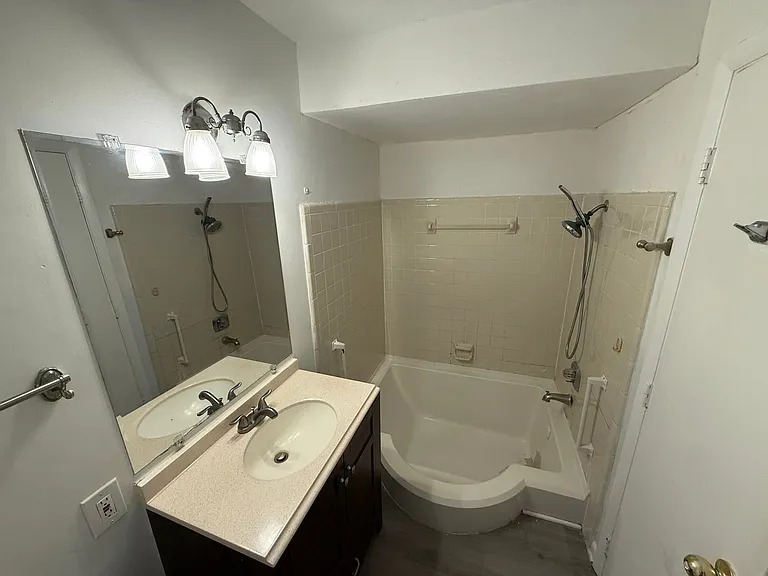 4822 Spring Lake Dr #D — Photo 11