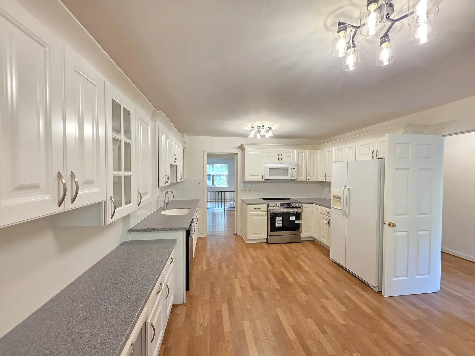 4 bed, 3.5 bath, 1832 sqft, $4,000 — Photo 4