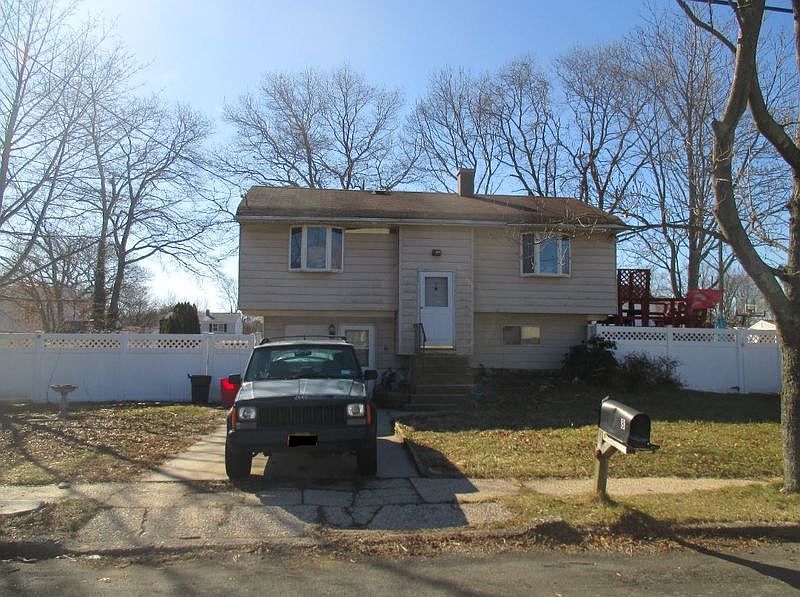 1st image of 8 Wayside Ln