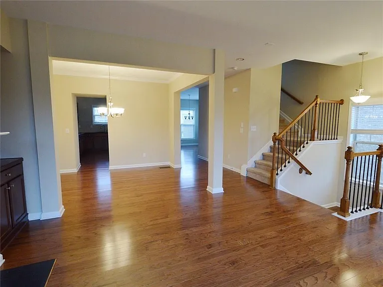 631 Greencrest Ln — Photo 9