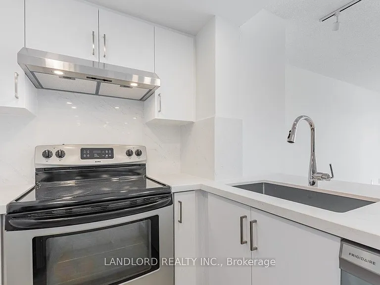 725 King St W #611 — Photo 3
