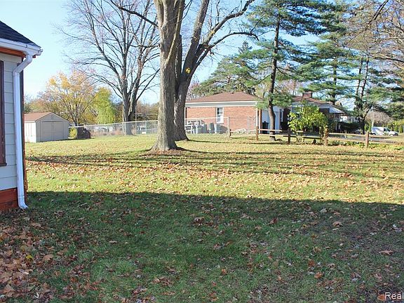 3rd image of 43267 Utica Rd