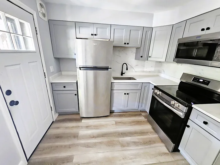 2115-2123 W Farragut Ave Apartments — Photo 4