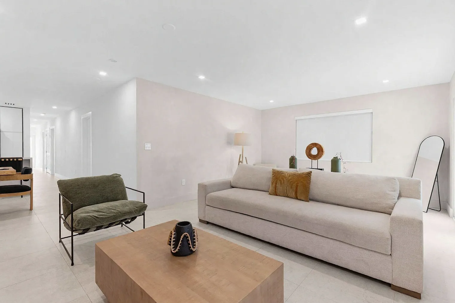 4 bed, 3.5 bath, 1915 sqft, $6,782 — Photo 2